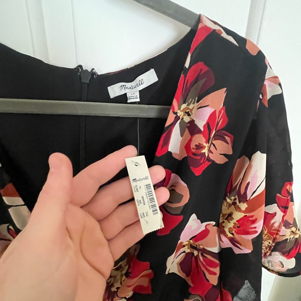 New with tags size extra large dress Madewell black with red flowers